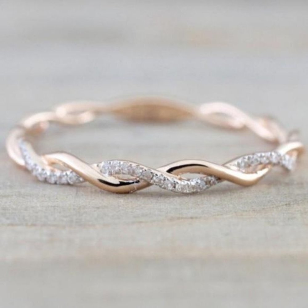 NEW 18K ROSE GOLD DIAMOND ETERNITY RING, CUTE RING, SHINY RING.